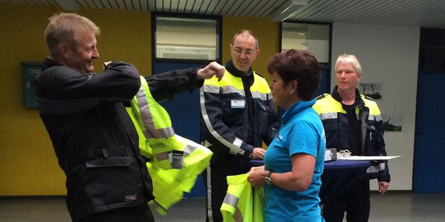 Sicherheit beginnt im Kopf » 3 Vorbildlich lässt sich Minister Jäger in eine hochsichtbare Weste stecken.