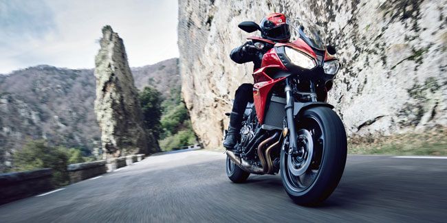 2016-Yamaha-MT07TR-EU-Radical-Red-Action-004